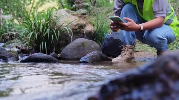 Инженеры Экологи Проверяют Качество Воды Естественных Источниках Воды Записывают Данные — стоковое видео