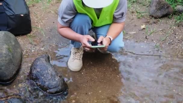 Engenheiros Ambientais Inspecionam Qualidade Água Fontes Água Naturais Gravam Dados — Vídeo de Stock