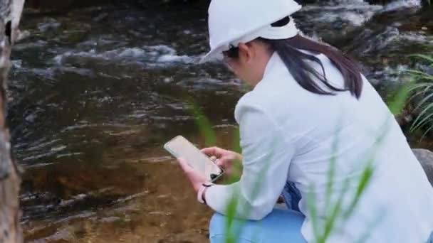 Umweltingenieure Überprüfen Die Wasserqualität Natürlichen Wasserquellen Und Zeichnen Daten Auf — Stockvideo