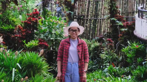 Mujer Jardinero Sonriente Pie Sobre Las Plantas Flores Invernadero Joven — Vídeo de stock