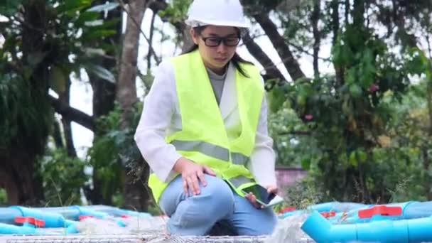 Environmentální Inženýři Kontrolují Kvalitu Vody Čistírnách Odpadních Vod Inženýr Kontrolující — Stock video