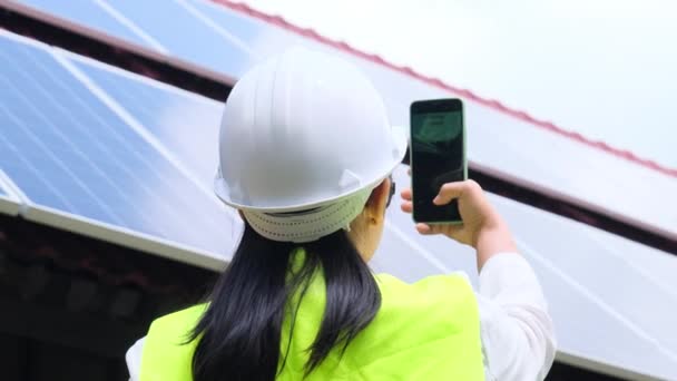 Engenheira Elétrica Feminina Capacete Uniforme Usa Smartphone Para Inspecionar Painéis — Vídeo de Stock