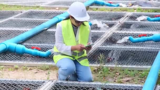 Environmentální Inženýři Kontrolují Kvalitu Vody Čistírnách Odpadních Vod Inženýr Kontrolující — Stock video