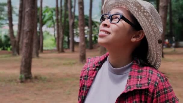 Szczęśliwa Hipsterka Patrząca Drzewa Sosnowym Lesie Szczęśliwy Azji Kobieta Podróżnik — Wideo stockowe