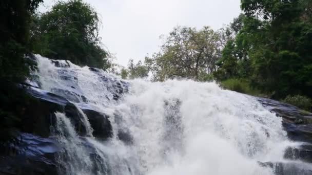 Wodospad Wachirathan Parku Narodowym Doi Inthanon Chiang Mai Północnej Tajlandii — Wideo stockowe