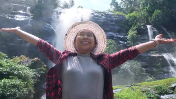 Szczęśliwa Hipsterka Słomkowym Kapeluszu Czerwonej Koszuli Ciesząca Się Naturą Wodospadzie — Wideo stockowe