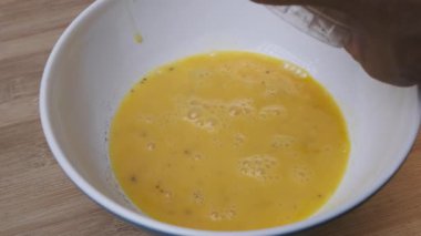 Ev yapımı omlet ve tuzlu ve biberli baharat için bir kasede yumurta hazırlıyorum. Kahvaltı hazırlıyorum. Sağlıklı gıda konsepti.
