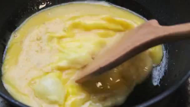 손으로 식사를 준비하면서 오믈렛을 만들기 그릇에 달걀을 달걀을 부어서 과섞는다 — 비디오