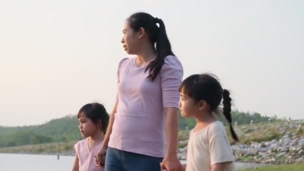 Glückliche Mutter Und Zwei Süße Töchter Die Händchen Haltend See — Stockvideo