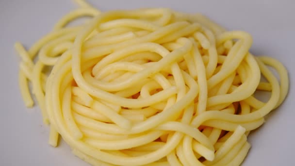Close Van Saus Gieten Spaghetti Een Bord Yoghurtsaus Pasta Gieten — Stockvideo