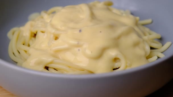 Close Van Een Vork Die Spaghetti Met Carbonara Saus Van — Stockvideo