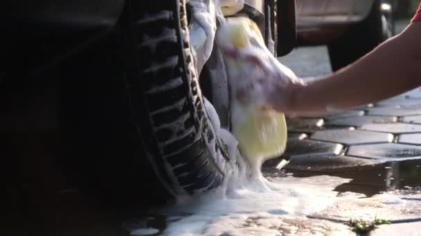 Detailní Záběr Ženské Ruky Myjící Kola Legovaného Auta Houbou Mýdlem — Stock video