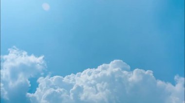 Yazın mavi gökyüzü. Mavi gökyüzü ve beyaz bulutlar. Açık gökyüzünün doğa havası.