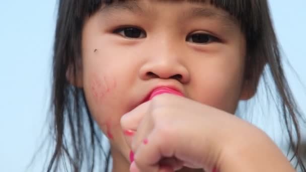 Nettes Kleines Mädchen Das Draußen Ein Eis Isst — Stockvideo