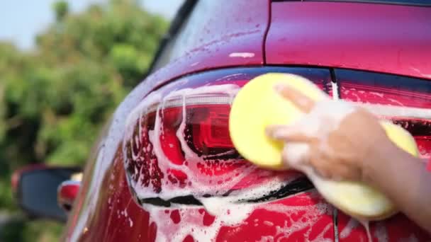 Närbild Kvinnas Hand Tvätta Bil Med Svamp Och Tvål Biltvätt — Stockvideo