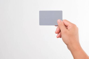 Kadın elinde boş kağıt kartvizit ya da beyaz arka planda izole edilmiş sanal bir kredi kartı var..