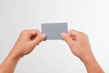 Kadın elinde boş kağıt kartvizit ya da beyaz arka planda izole edilmiş sanal bir kredi kartı var..