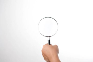 Büyüteçle kadın eli. Beyaz arka planda büyüteç tutan kadın, kapat..