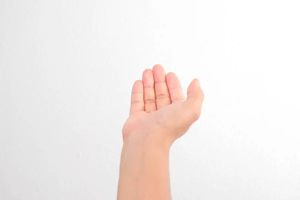 Kadın eli uzanıyor ve yardım etmeye ya da almaya hazır. El açık jest beyaz arkaplanda izole