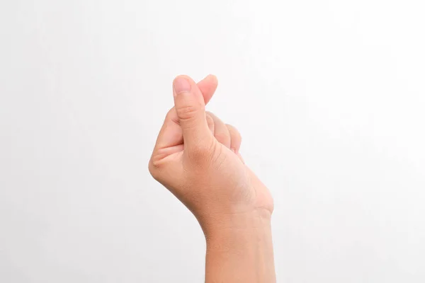 Kadın eli, beyaz arka planda küçük kalp işareti yapıyor. Kopya alanı olan küçük bir kalp. Sevgililer gününde aşk konsepti.