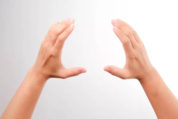 Weibliche Handbewegung Die Etwas Isoliertes Auf Weißem Hintergrund Hält — Stockfoto