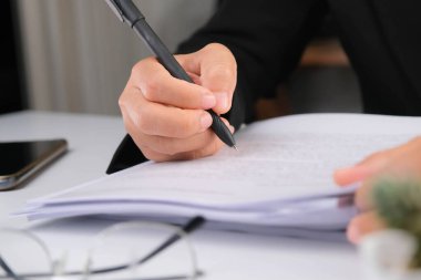 İş yerindeki iş belgesinde yazan iş kadınlarının el yazılarını kapat.