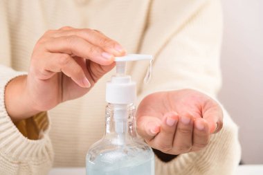 Mikrop bulaşmasını önlemek ve koronavirüs enfeksiyonunu önlemek için ellerinizi dezenfektan alkol jeliyle yıkayın..