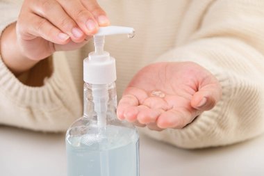 Mikrop bulaşmasını önlemek ve koronavirüs enfeksiyonunu önlemek için ellerinizi dezenfektan alkol jeliyle yıkayın..