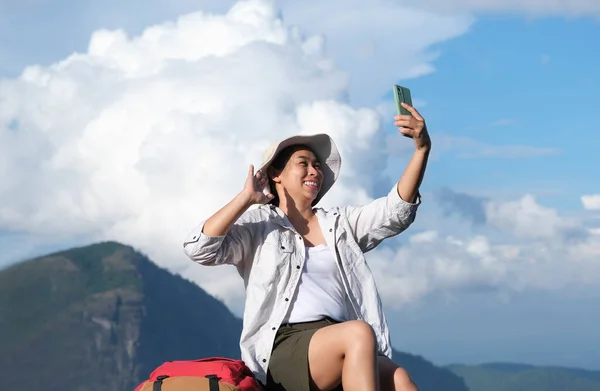 Feliz Mujer Viajera Sentada Acantilado Usando Teléfono Móvil Mujer Joven — Foto de Stock