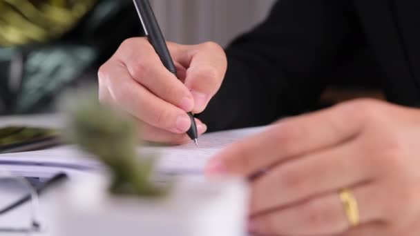 Close Business Woman Hands Writing Business Document Workplace — Stock video