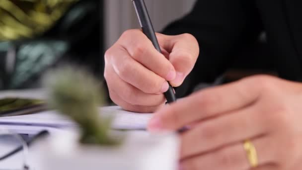 職場でビジネス文書を書く女性の手を閉じる — ストック動画