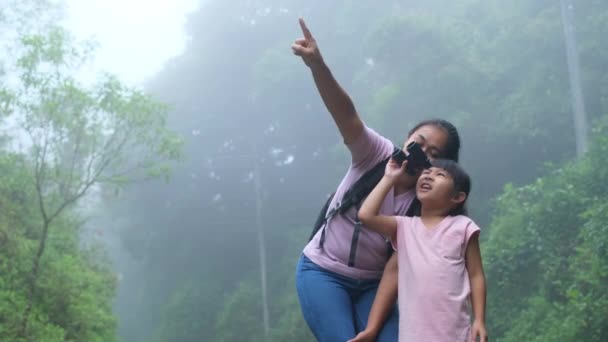 Glückliche Familie Asiatischer Touristen Die Durch Ferngläser Wildvögel Wald Beobachten — Stockvideo