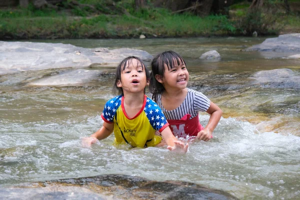 Boldog Aranyos Kislány Húga Vízen Játszanak Patakban Kishúgom Szeret Úszni — Stock Fotó