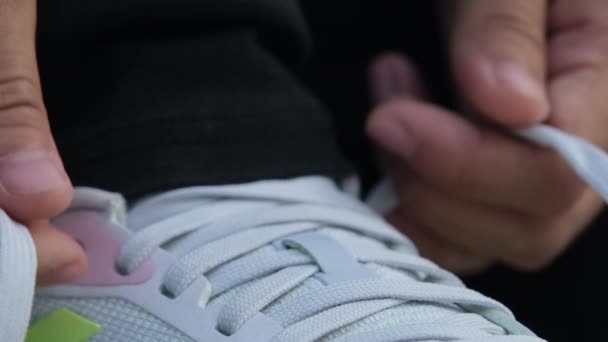 一个年轻女子把鞋带绑在运动鞋上的特写 女人绑鞋带 准备健身 — 图库视频影像