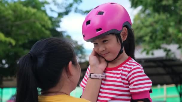 Loving Mother Helping Her Daughter Playing Roller Skate Park Mother — Video Stock