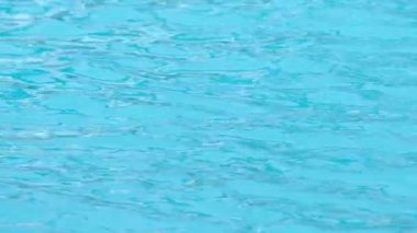 Mavi yüzme havuzundaki dalgalı temiz su kaynağı. Yaz tatili.
