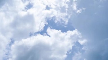 Yazın mavi gökyüzünün zaman kayması. Mavi gökyüzü beyaz bulutlar. Beyaz bulutlar. gökyüzü doğa arkaplanı.