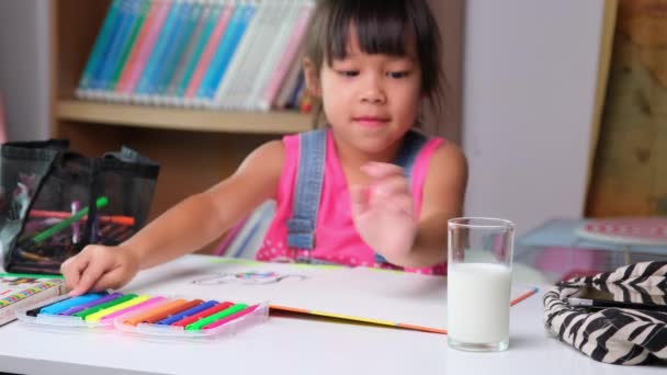 Cute Little Girl Drinking Milk While Taking Break Drawing Class — Stock videók