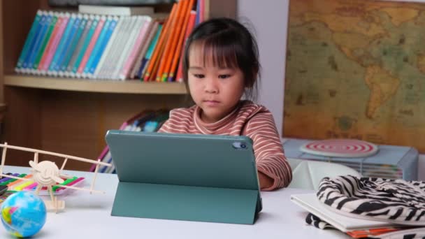 Schattig Klein Meisje Met Een Stylus Pen Werkend Een Tablet — Stockvideo