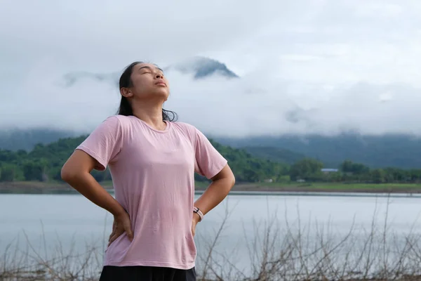 Asian Women Run Countryside River Morning Rest Training Sports Recreation — 图库照片