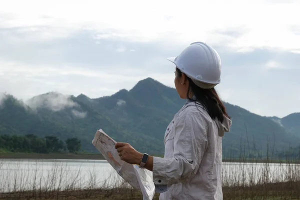 Engineering Ecologist Woman Helmet Holding Blueprint Stands Bank River Develop — 图库照片