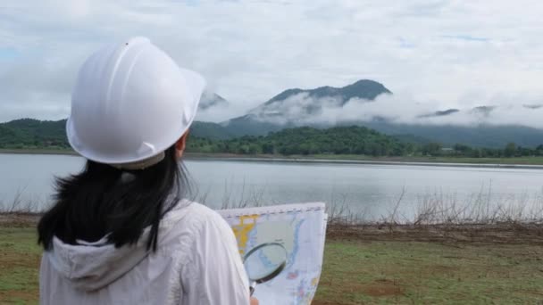 Engineering Ecologist Woman Helmet Holding Map Stands Bank River Develop — Vídeo de stock