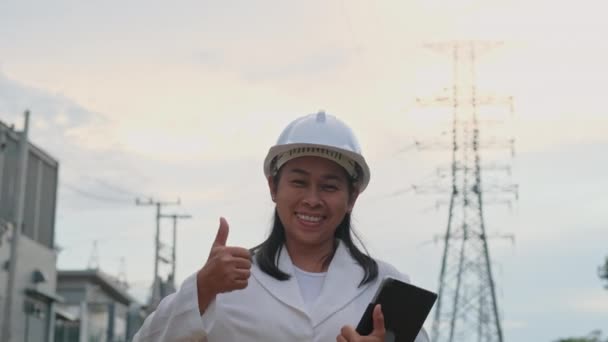 Asian Female Electrical Engineer Thumbs Smiles Sky Background High Voltage — Video