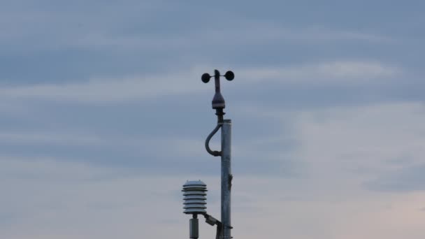 Weather Station Measuring Wind Velocity Anemometer Blue Sky Clouds Monitor — Vídeos de Stock