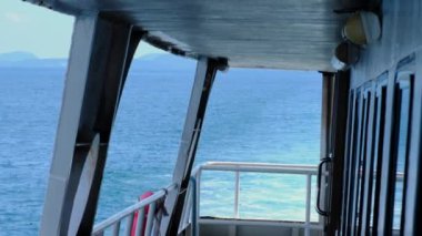 Tayland 'da denizlerde yelken açarken büyük bir gemi ya da feribotun terasında güzel manzaralar. ulaşım ve seyahat kavramı.