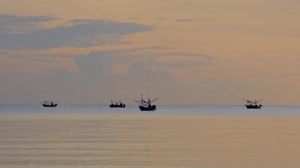 Vissersboten Drijven Zee Tijdens Zonsondergang Thailand Zeilboot Baai Bij Zonsondergang — Stockvideo