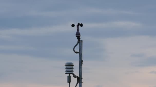 Weather Station Measuring Wind Velocity Anemometer Blue Sky Clouds Monitor — Vídeos de Stock