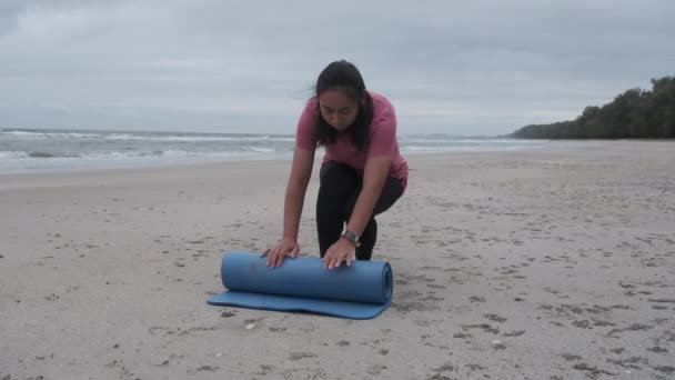 Mâinile Sex Feminin Pliind Covor Yoga Albastru După Lucrat Plajă — Videoclip de stoc
