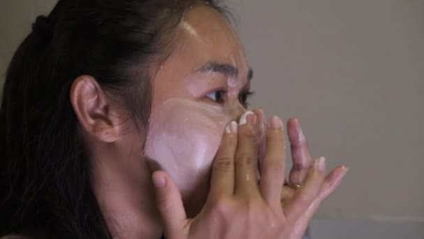 Ασιάτισσα Πλένει Πρόσωπό Της Στο Μπάνιο Μετά Ντους Γυναίκα Ευτυχισμένη — Αρχείο Βίντεο