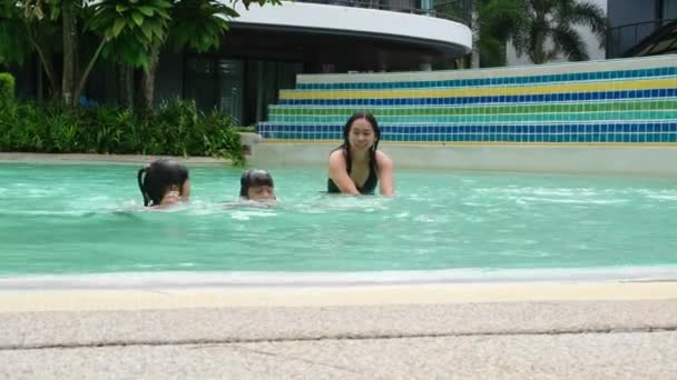 Famiglia Asiatica Diverte Piscina Madre Che Insegna Alle Figlie Nuotare — Video Stock